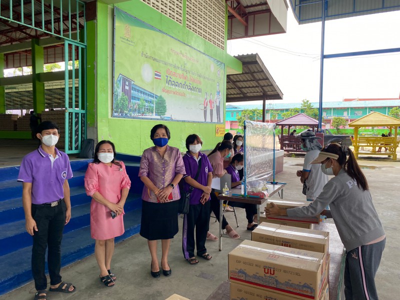 การแจกเงินเยียวยานักเรียน ตามโครงการให้ความช่วยเหลือภาระค่าใ ... Image 4